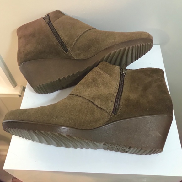 Munro ‘Drew’ water resistant  suede wedge booties - Picture 5 of 16